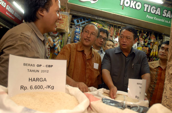  FOTO: Sidak operasi pasar bulog