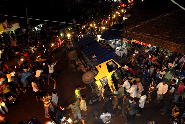  FOTO: Truk pasir terguling menimpa 2 warga