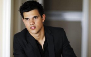  Aktor film “Twilight” Taylor Lautner digosipkan gay