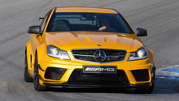  Kemegahan di Mercy C63 AMG Coupe Black Series terbaru