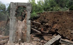  Longsor terjang rumah warga di Tasikmalaya