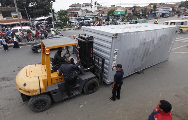  FOTO: Truk kontainer berisi cokelat terguling