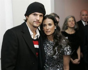  Ashton Kutcher pesta di Brazil, Demi Moore terkulai di rumah sakit