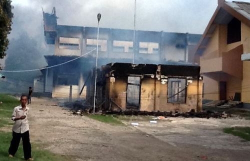  Warga Bima bakar kantor bupati dan bebaskan 53 napi