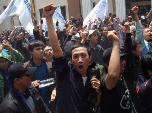  Ribuan buruh terobos Tol Cikampek