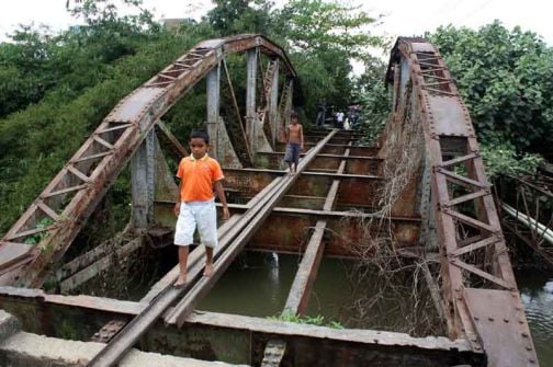  Jembatan kereta, berbahaya tapi diminati