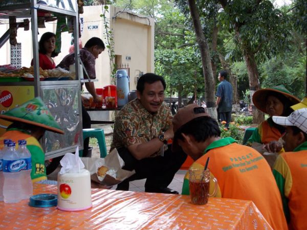  Wali Kota Semarang makan bareng dengan petugas kebersihan