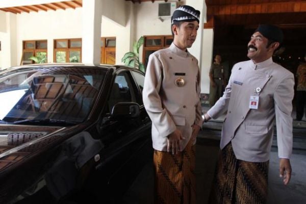  Jokowi Kenakan Beskap Saat Berdinas