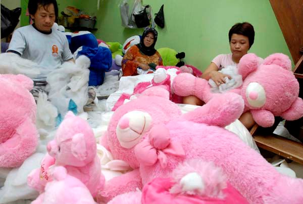  FOTO: Permintaan boneka jelang hari Valentine