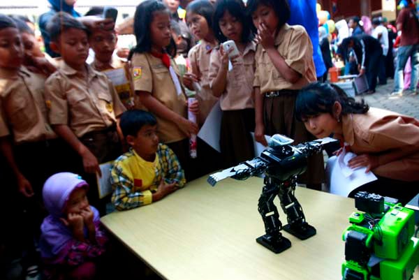  FOTO: Aksi robot Nova di Tjimahi Festival