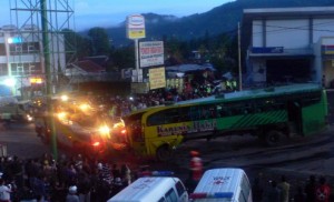  Lokasi KECELAKAAN BUS PUNCAK menjadi ajang wisata dadakan