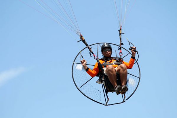  JOGJA AIRSHOW 2012: Seorang atlet paramotor beraksi di udara