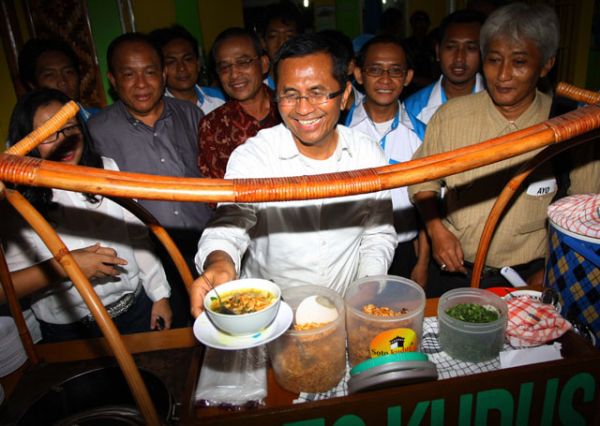  DAHLAN ISKAN meracik soto Kudus