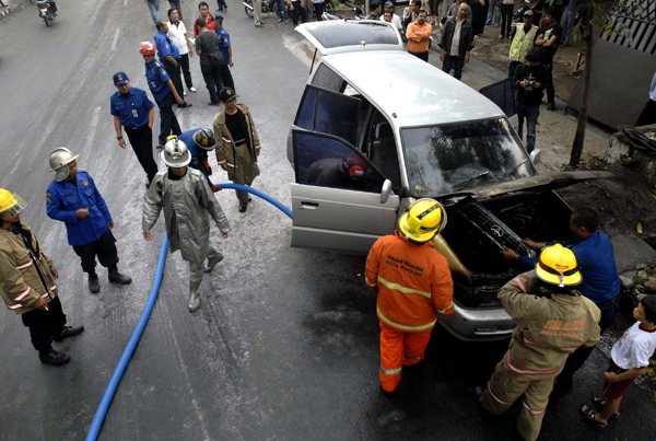  FOTO: Mobil milik Melinda terbakar akibat korsleting