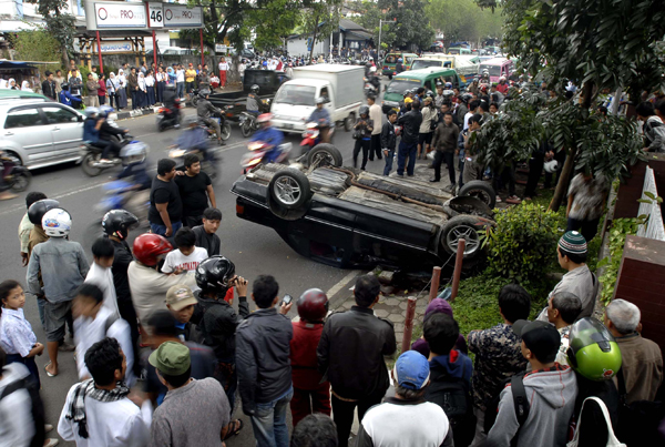  FOTO: Mobil ditumpangi pelajar terguling di Suci Bandung