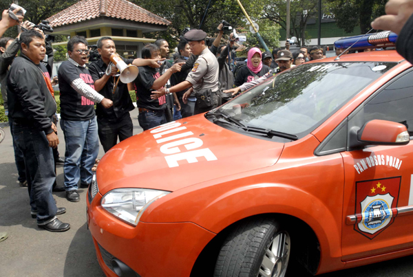  FOTO: LSM Ganyang Mafia hadang Jaksa Sistoyo