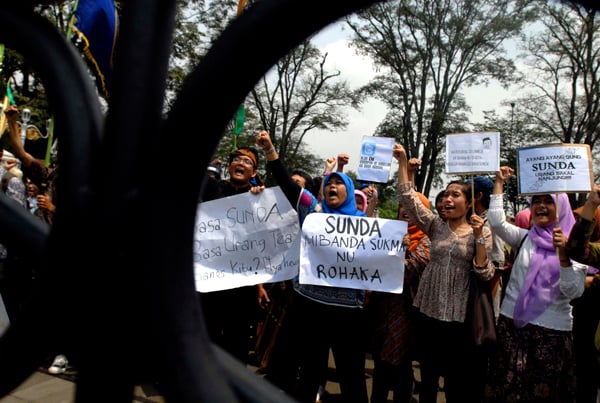  FOTO: Aksi memeringati Hari Bahasa Ibu Internasional di Gedung Sate