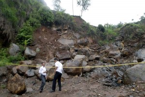  BENCANA ALAM: Jalan penghubung kawasan di Garut amblas