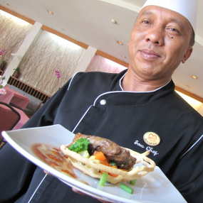  HOTEL BANDUNG: Nikmati aneka steak di Savoy Homann