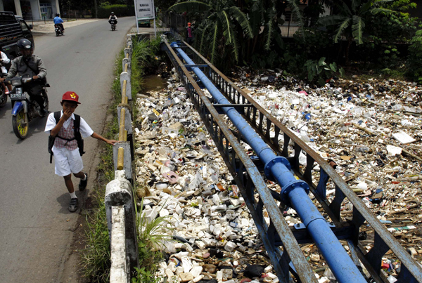  FOTO: Tumpukan sampah di hulu Sungai Cikapundung sumbat aliran air