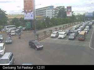  INFO JALAN: Gerbang tol Pasteur menuju Bandung padat