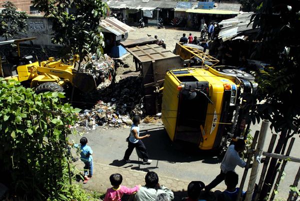  FOTO: Truk terguling, sampah pun berserakan