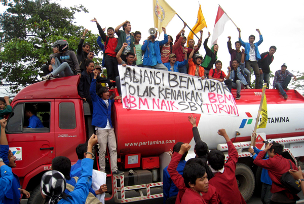  FOTO: Mahasiswa sandera truk Pertamina tolak kenaikan BBM