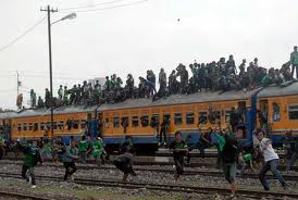  Empat suporter Persebaya tewas terjatuh dari kereta