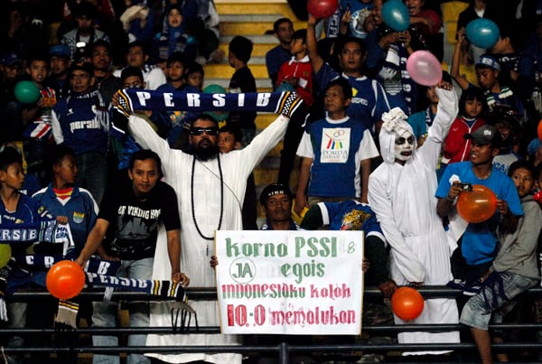  FOTO: Bobotoh bentang poster protes PSSI