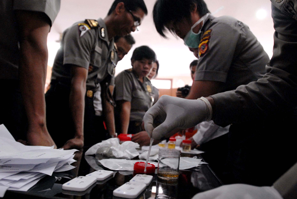  FOTO: 400 Anggota Polrestabes Bandung ikuti tes urine