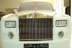  ROLLS ROYCE ini dihiasi 120 kg emas