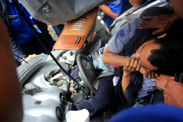  FOTO: Tertimpa truk, 1,5 jam PNS Dishub Cimahi terjepit