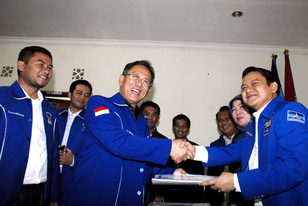  FOTO: Dada Rosada kembalikan formulir balon Gubernur Jabar 2013