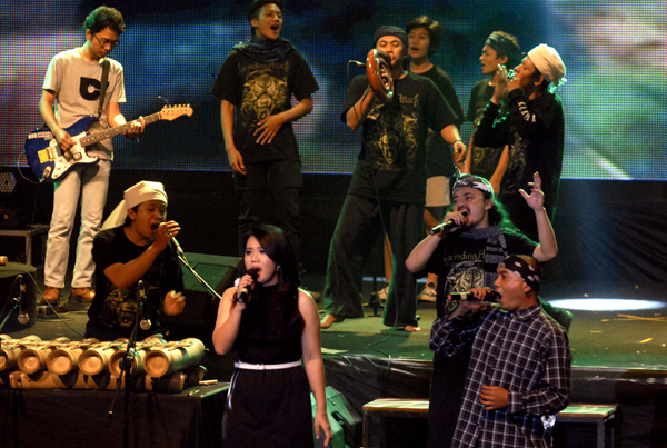  FOTO: Konser 'nyentrik' Karinding Attack 