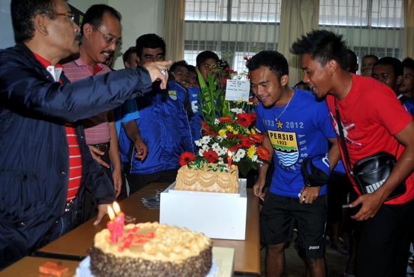  FOTO: Syukuran Ultah ke-79 ala pemain dan ofisial Persib