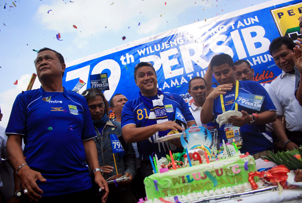  FOTO: Dede Yusuf potong tumpeng ultah Persib di Stadion Si Jalak Harupat