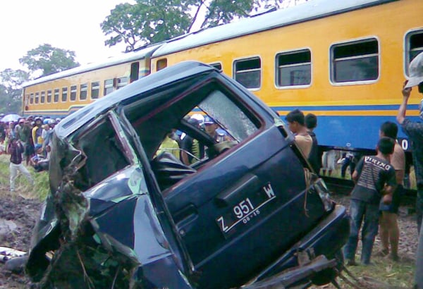  FOTO: Tabrakan Kereta Api Pasundan vs Carry 