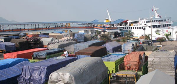  PELABUHAN MERAK: Antrean truk masih padat