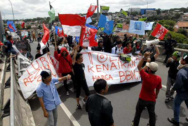  FOTO: Tolak kenaikan BBM, mahasiswa blokir Jalan Pasteur