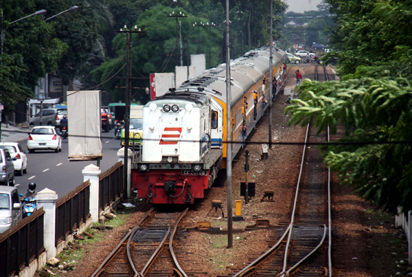  FOTO: BBM naik, gerbong ekonomi dan komuter ditambah