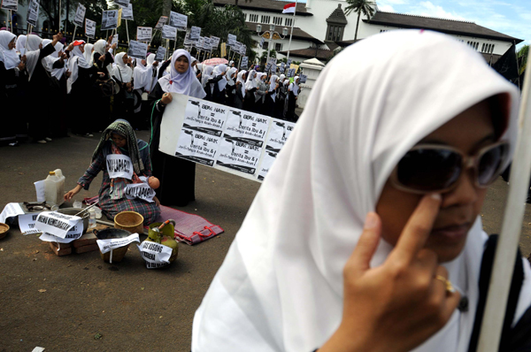  FOTO: Muslimah HTI demo rencana kenaikan BBM