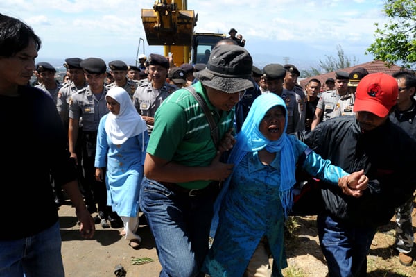  FOTO: Warga Punclut hadang backhoe, pertahankan jalan desa