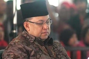  MOCHTAR MOHAMMAD tidur di matras tipis