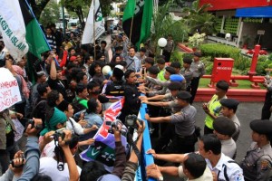  KENAIKAN BBM: Demo ricuh, Polisi bilang mahasiswa tidak sopan