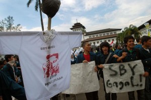  DEMO BBM: Mahasiswa demo di Gedung DPRD Bandung