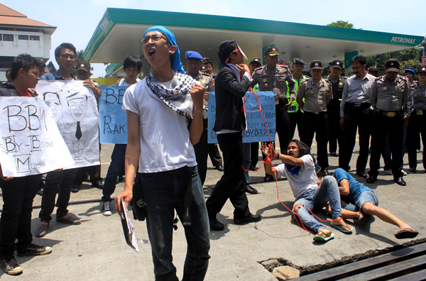  FOTO: Massa Bandung berdemo di SPBU Petronas