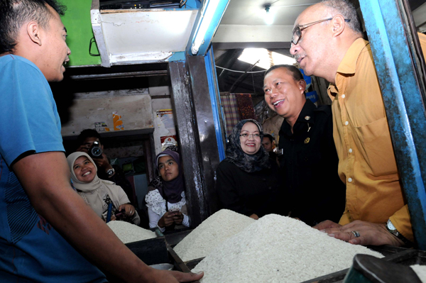  FOTO: Wakil Wali Kota Bandung pantau sembako ke Pasar Sederhana