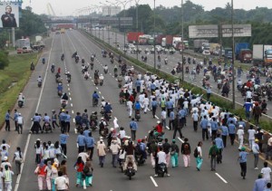  DEMO BBM: Pengunjuk rasa mulai duduki jalan tol DPR