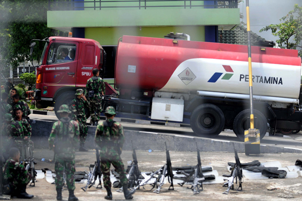  FOTO: Personel TNI jaga ketat Depo Ujung Berung