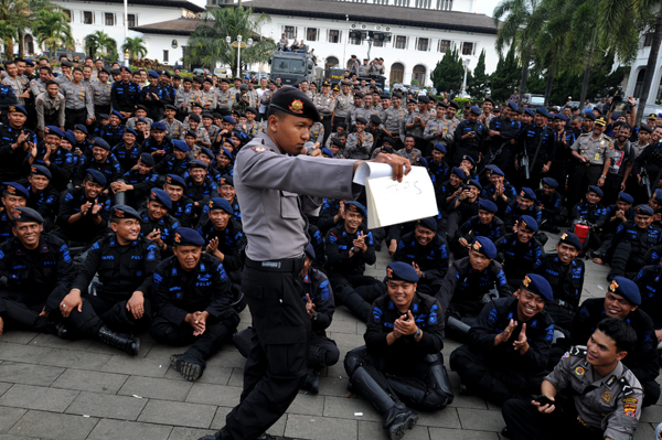  FOTO: Polisi hibur personel saat unjuk rasa dengan sulap